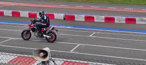Okruhové testování Hypermotard 698 Mono